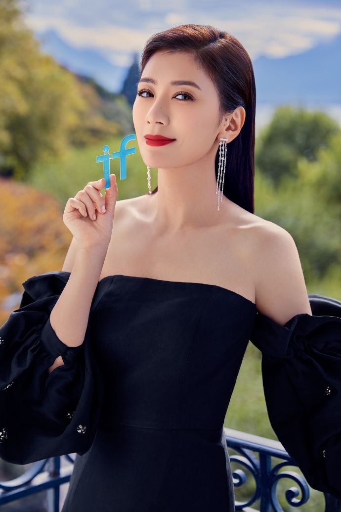 43岁贾静雯现身活动，烈焰红唇配抹胸开叉裙!