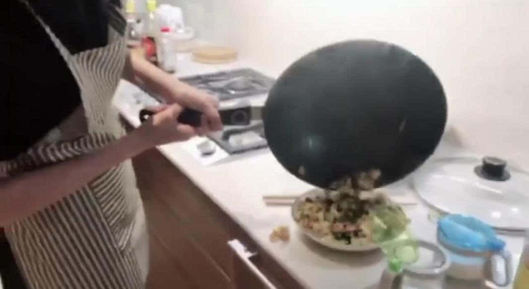 关晓彤时隔一年再晒下厨照，贤妻良母范十足的她被赞有教养又朴实