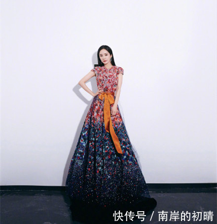 32岁杨幂美出新高度,连衣裙将高挑身材秀出来