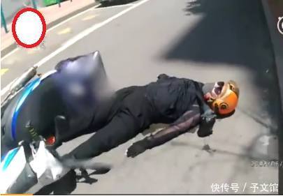 生活不易,外卖小哥晕倒街头,民警救醒后:我还有