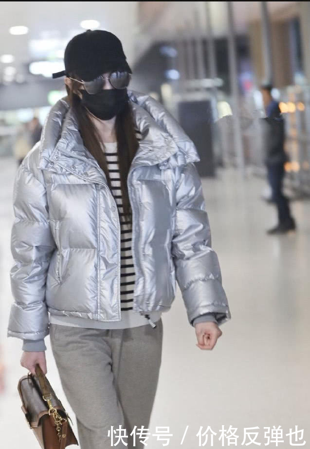 唐嫣穿银色羽绒服墨镜口罩遮面包裹严实 机场