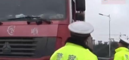无辜的货车司机空车被罚超载?拿到罚单后哭出声,原因让人气愤!