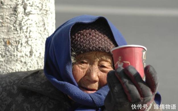 她被婆婆狠心舍弃，有天老公领回一个乞丐，张口的瞬间，她落泪了