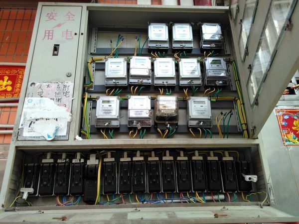 这种住户用电箱,是否带有接地线端接头的,我家