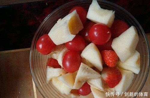 妈妈高中心疼夜读,儿子挑灯送水果,及时发现孩高中分数线2016图片