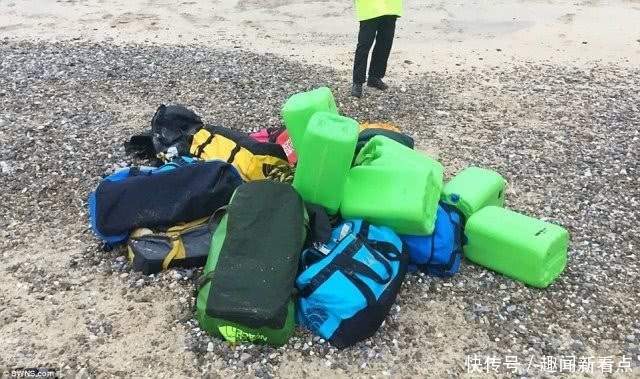 海滩上飘来不明包裹,游客打开一看吓坏了,背