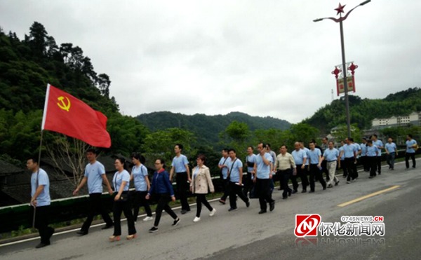 随着党支部书记的一声"出发",通道县城市执法大队36名中共党员从菁芜