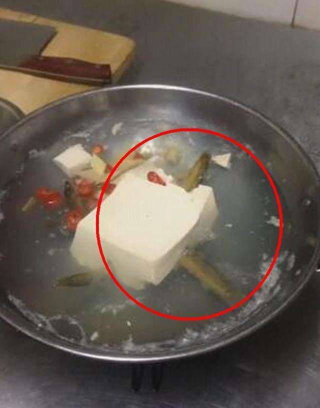 实拍: 女子把活泥鳅和豆腐放水里煮, 10分钟后, 纷纷钻进豆腐 手机拍这一画面_【快资讯】