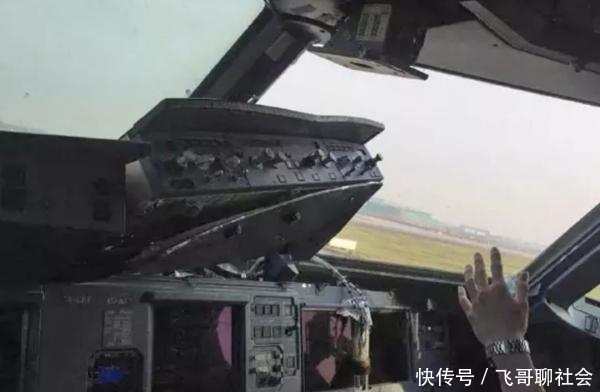 川航迫降航班荣获中国民航英雄机组称号 机长