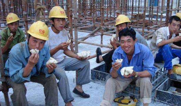 农民的辛酸:60多岁还要外出打工,什么时候才能真正“退休”?