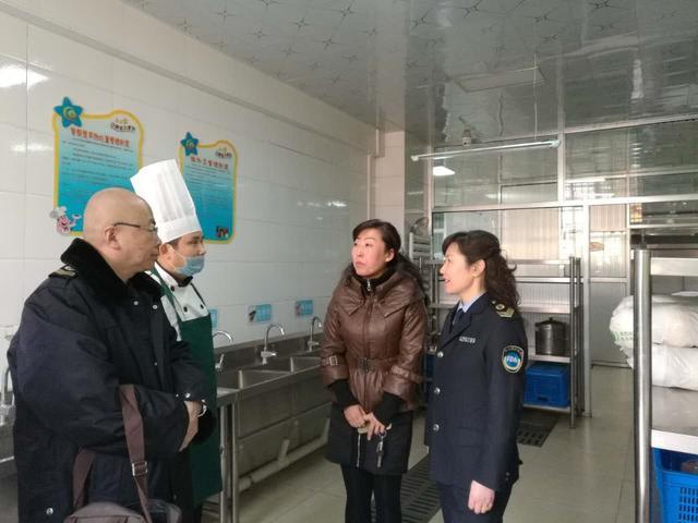 要求各院校(托幼机构),营养餐供餐单位,校园及周边食品经营者要严格