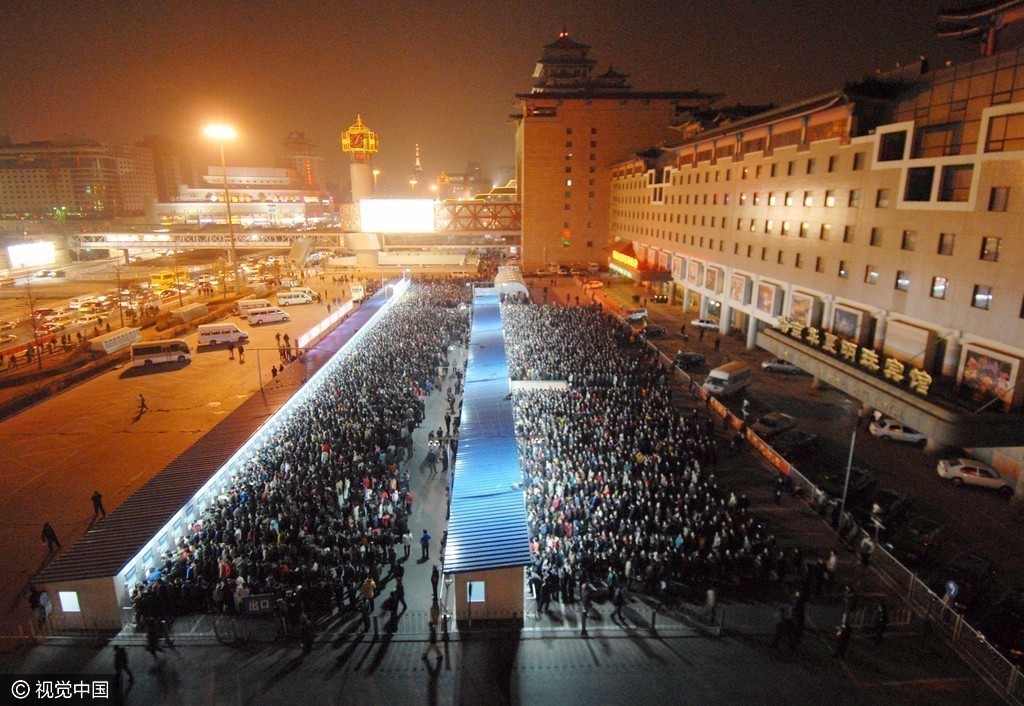 2007年2月6日晚7时许,北京西站售票广场,聚满了排队购票的旅客.