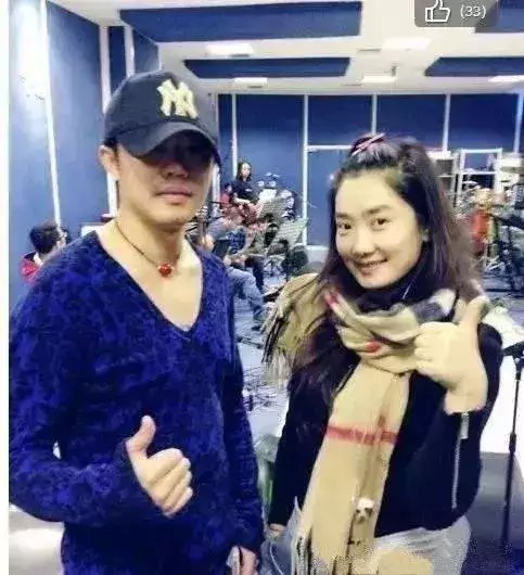 玲花的婚纱照_曾毅看玲花的婚纱照(3)