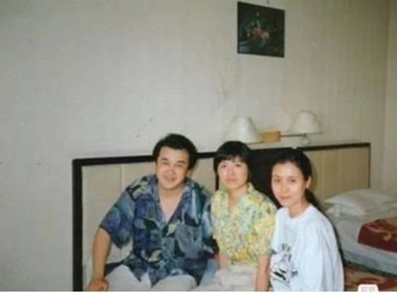 57岁黄宏与小6岁妻子近照 女儿颜值很高原来竟是她 - 荆楚神韵 - hanshiyyx999的博客 t01e45611fcd3209290.jpg?size=563x416