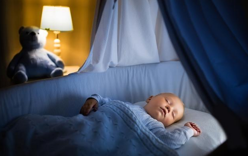 夜间宝宝睡觉的时候,爸妈不要做这两件事,影响