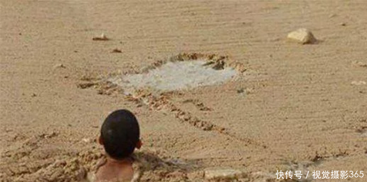 小男孩突然跳进流沙中,看见他手中握的东西后