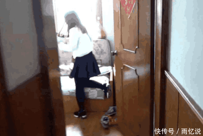 妙龄女子刚买房一个月, 却匆匆把房子卖掉, 女子: 不好意思说