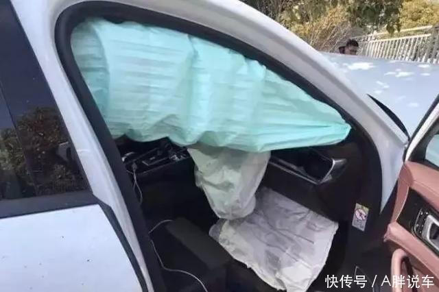 保时捷车主任性闯红灯比亚迪遭惨撞车，土豪车主事发下午提新车