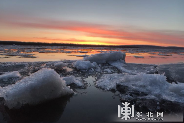 呼玛县第五届开江主题文化周活动启幕 千人品开江鱼大快朵颐