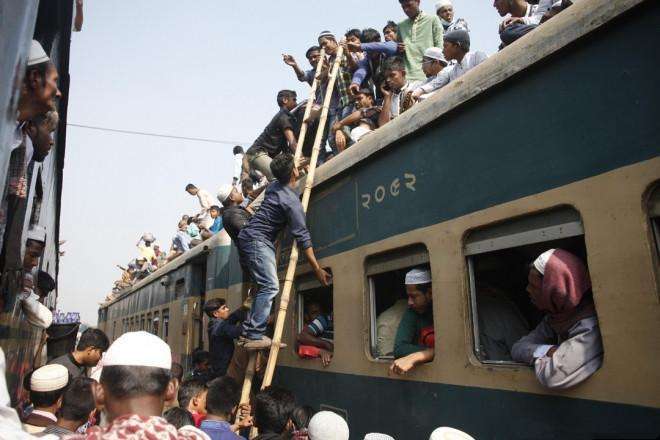 火车上抢地盘, 场面犹如美国大片, 真是一道壮观的风景线