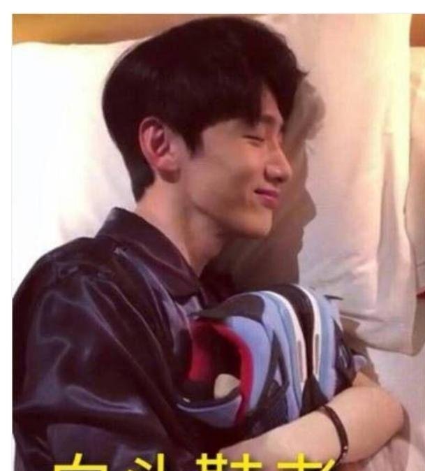 韩雪近4000元白鞋被踩,下意识做了一动作,修养