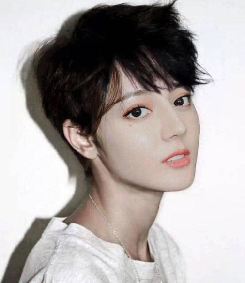 关晓彤像大妈?同是剪短发,迪丽热巴却是女神变