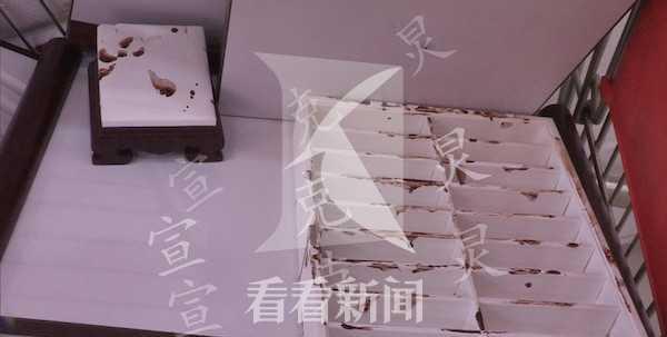 女子莫名狂砸金店柜台120件翡翠被毁损失达百万