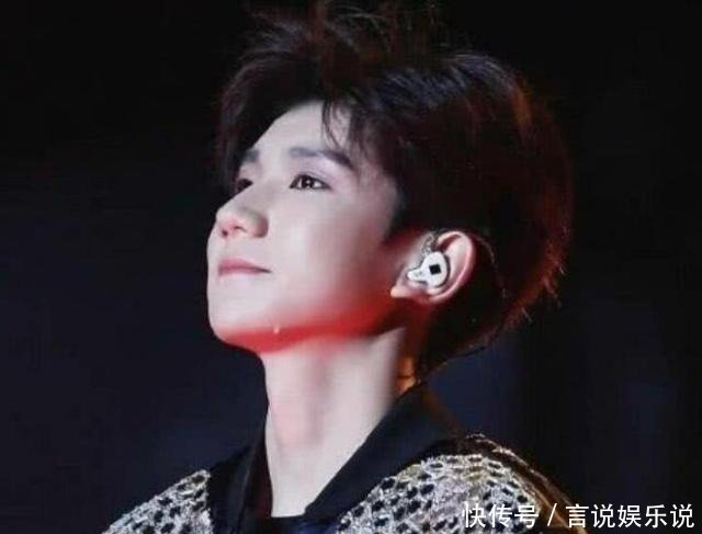 王源生日会忘关麦,简单的六个字,让现场观众控