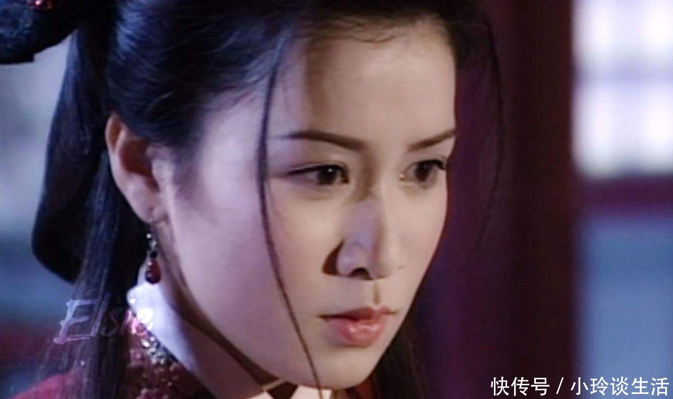 佘诗曼坐飞机直播,空姐端来一样东西,果然是明