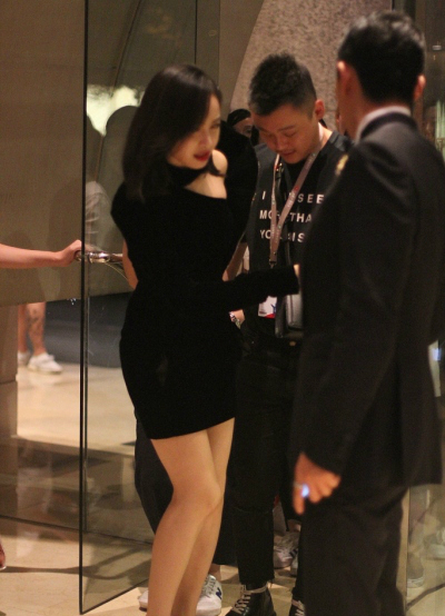 穿高跟鞋不小心崴脚怎么办 t01e7986cd27e888edf.jpg?size=400x554