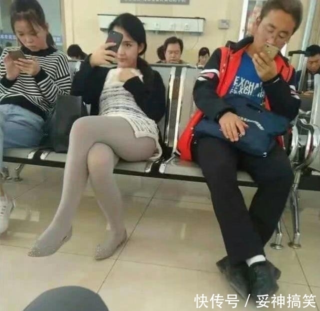 照片中的这位妹子,一看就是一个高颜值的小姐姐