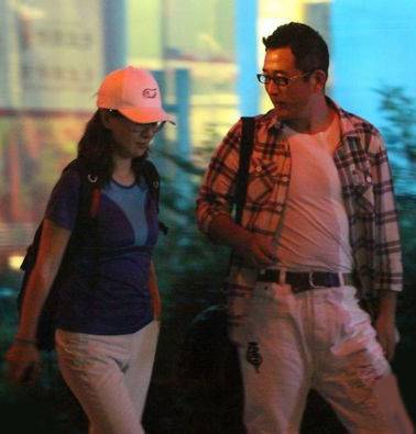他曾和张歆艺交往7年，后与小15岁娇妻闪婚，出道35年却买不起房