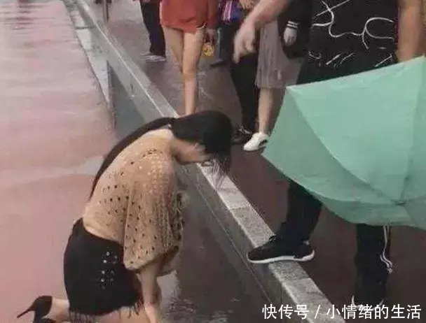 女子下雨天向男子下跪求和遭拒，得知原因大家都摇头惋惜！