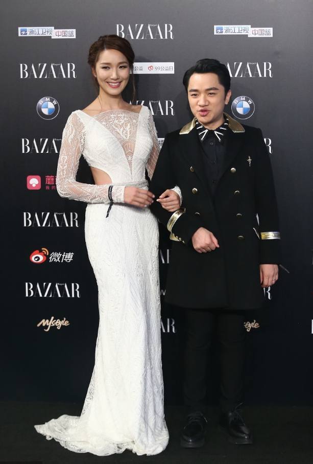 李亚男和王祖蓝，气质亮相，网友:这裙子只有她穿才好看!