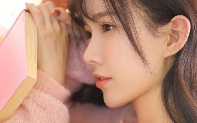 女人想要跟你\"亲热\",少不了会有这些\"不害臊\"的表现,别