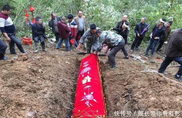 9旬老人有6个儿女，饿死家中3个月无人知，出殡当天全村人怒了