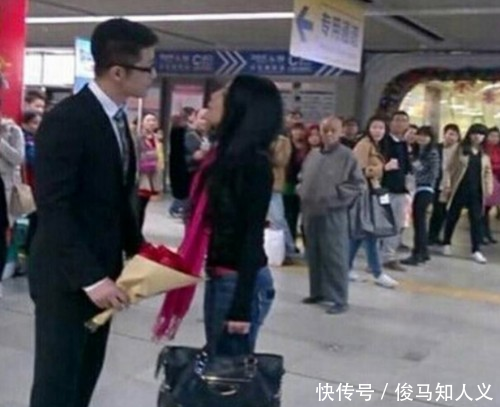 男子满心欢喜在地铁站迎接女友,当见到女友后男子却选择独自离开