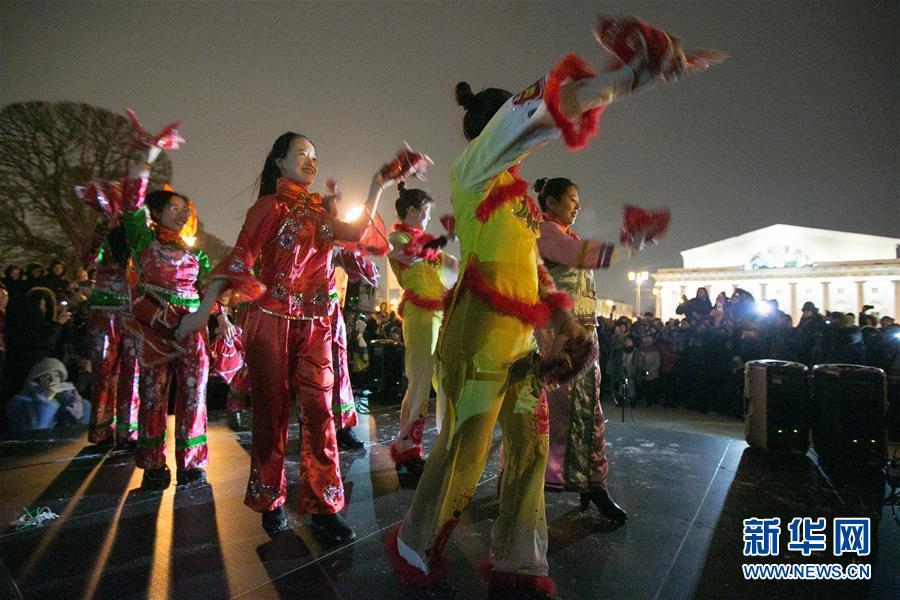 圣彼得堡点亮\"中国红\"欢庆中国春节