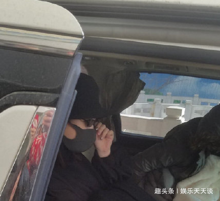 赵丽颖产后正式出院,冯绍峰的动作看后让人心