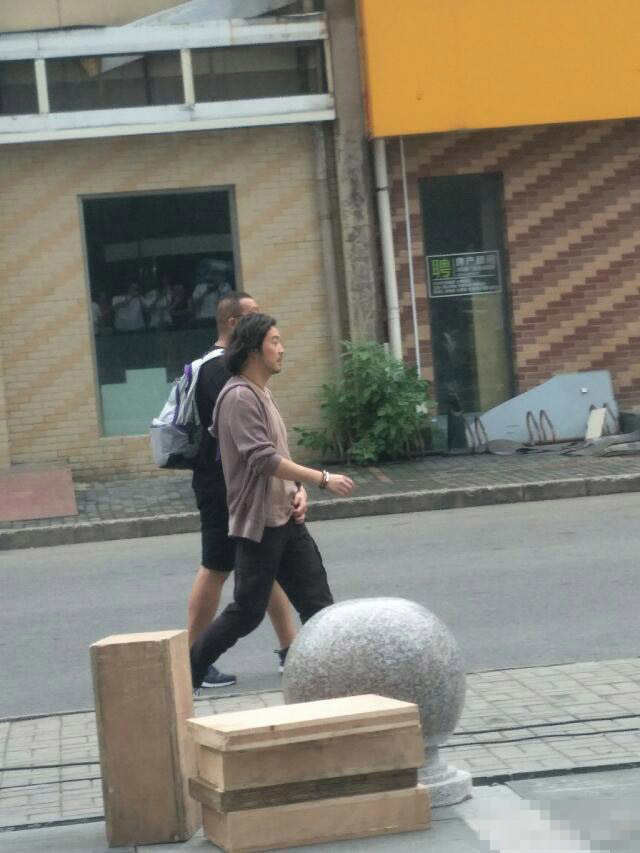 沙溢顶着一头大妈卷好颓废，不是带着安吉都认不出！