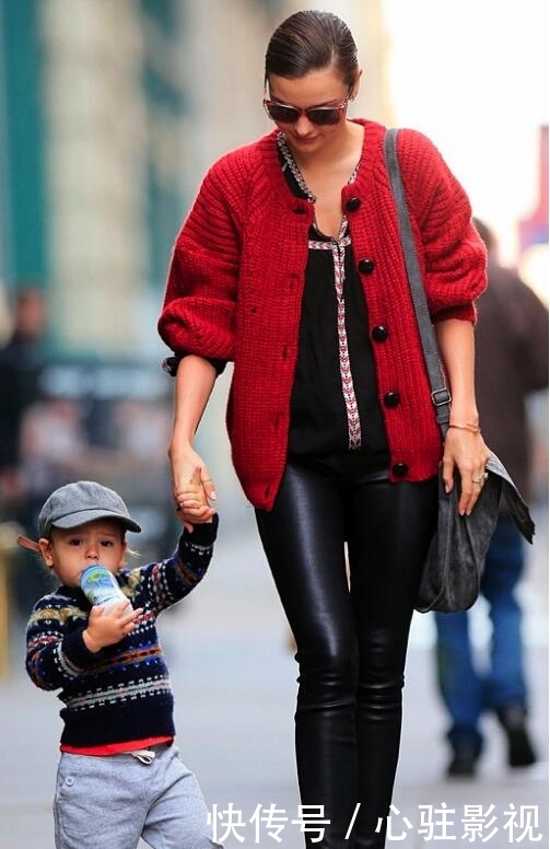 米兰达可儿现身日本!一袭灰色大衣搭阔腿九分