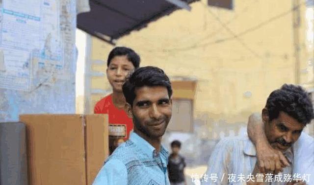 印度土豪首次来华游玩,看见中国人的穿戴后,大