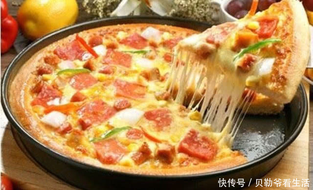 外国人好奇：中国人一般都在西餐厅吃什么，食客的回答让他们好尴