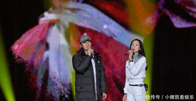 李晨低调复工, 与韩雪同台献唱, 俩人穿着反季节
