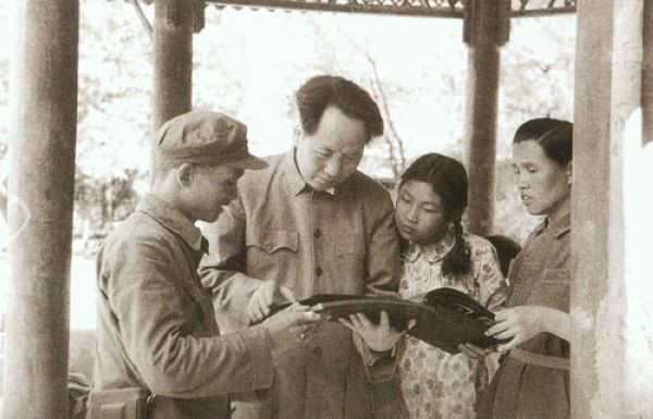 她是江青的姐姐,被江青赶出门,靠毛主席救济生活,江青又去主动