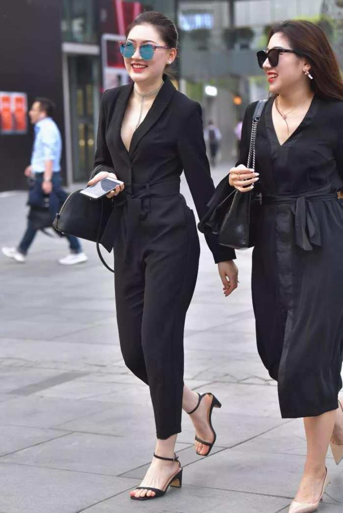 街拍: 最后小姐姐白色紧身衣, 打造出你健美明