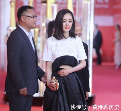 杨幂出席活动,肚子隆起衣服都盖不住,难掩孕味