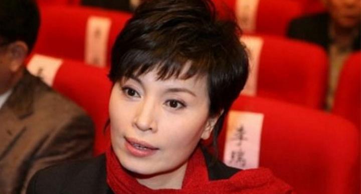 播李瑞英现身校园,校领导全程陪同,气质不输董卿