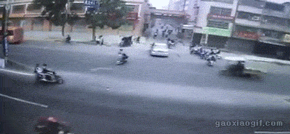 惨烈车祸!为什么要远离大货车 一组动图警示你