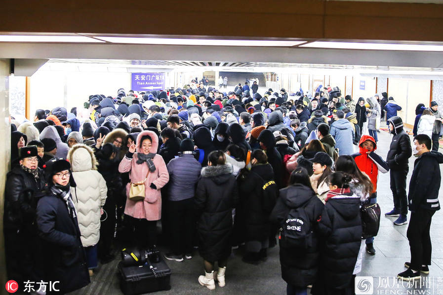 北京:近十万群众看升国旗